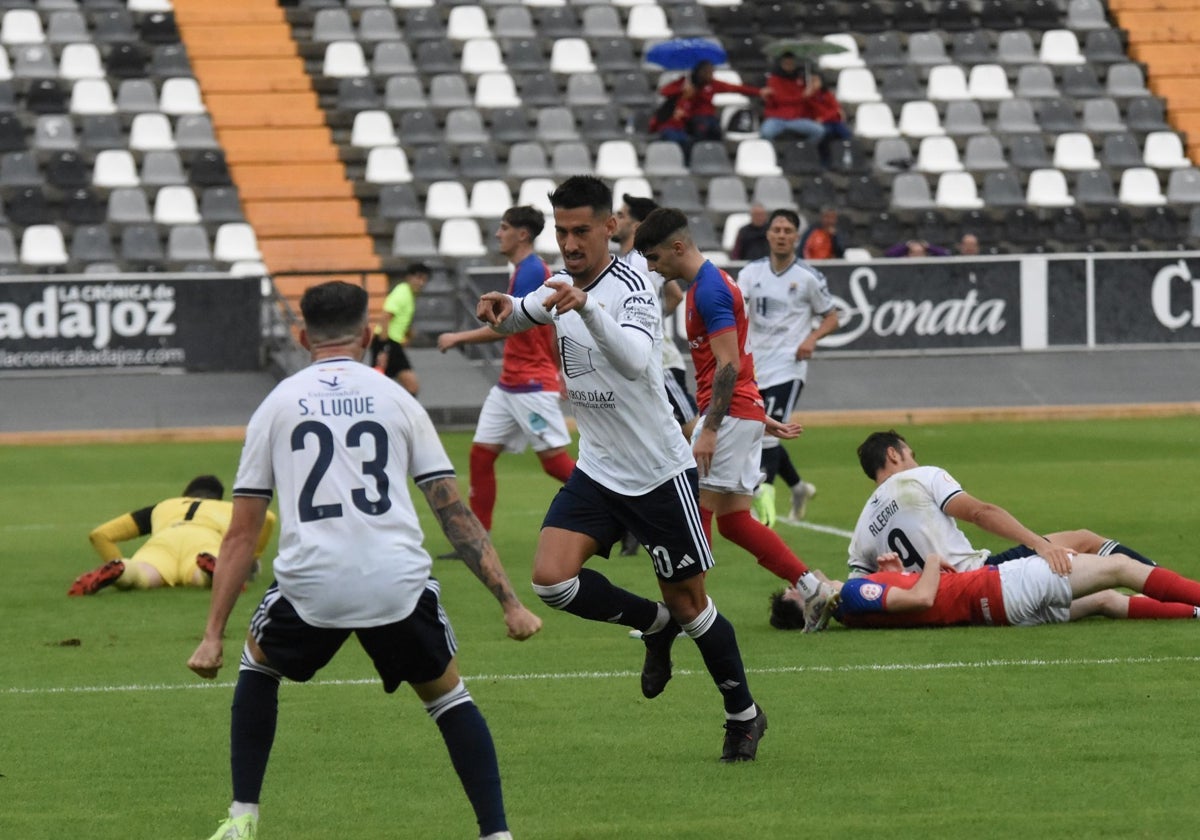 Montori celebra con Santi Luque uno de los goles al Pueblonuevo.