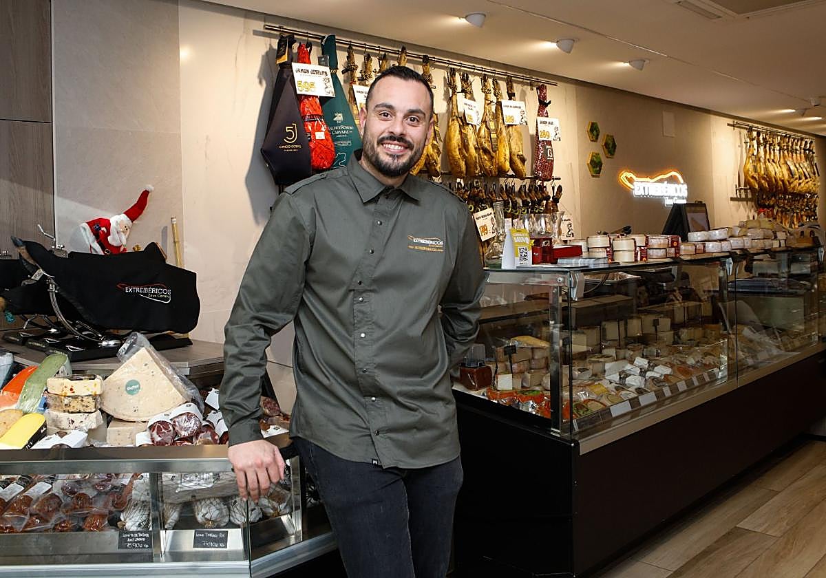 Zeus Carrero, en su tienda gourmet de Cáceres.
