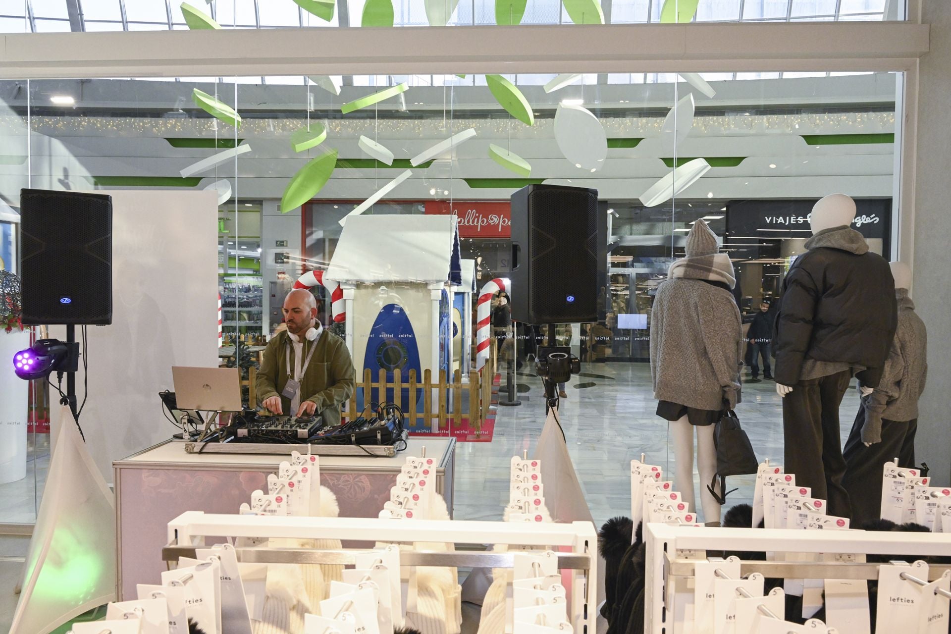 Fotos | Así ha sido la multitudinaria apertura de Lefties en El Faro