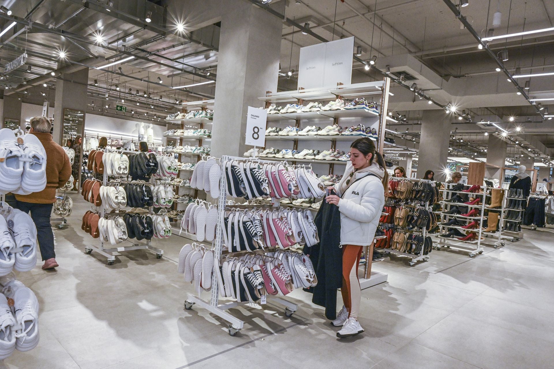 Fotos | Así ha sido la multitudinaria apertura de Lefties en El Faro
