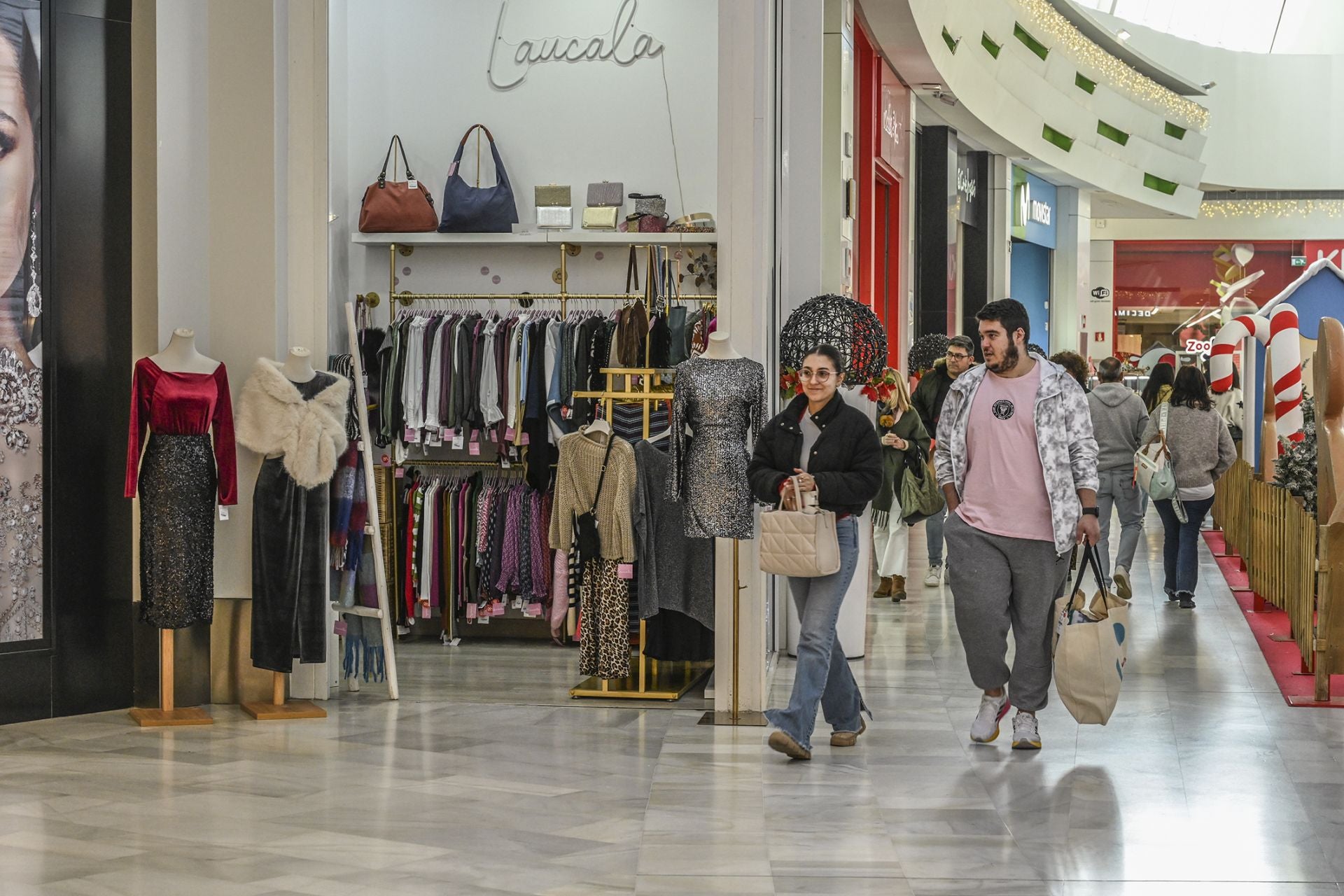 Fotos | Así ha sido la multitudinaria apertura de Lefties en El Faro