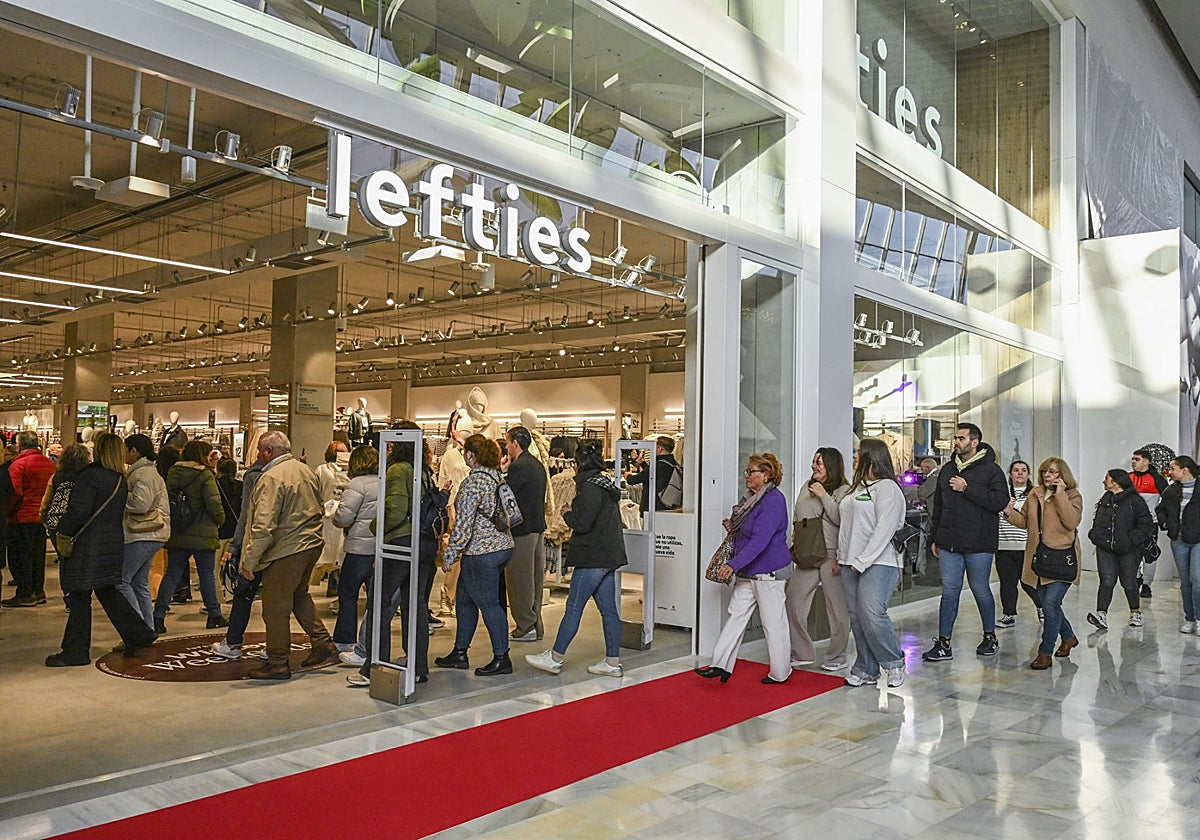 Las puertas de Lefties en El Faro se han abierto a las 10 de la mañana.