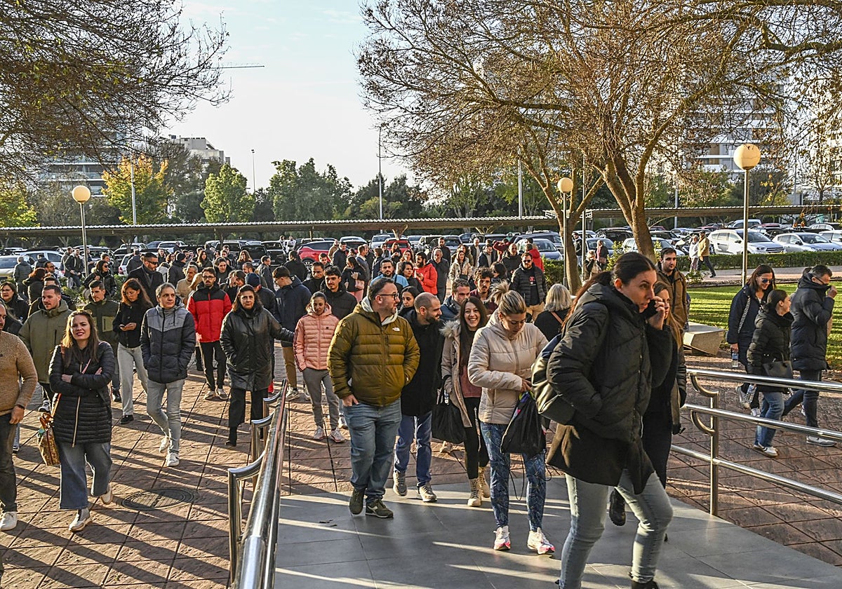 Los opositores acceden al examen de auxiliar administrativo en la Facultad de Económicas.