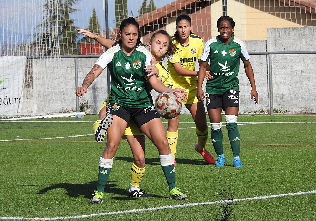 Lezcano trata de controlar un balón ante la pesión de una jugadora del Villarreal.