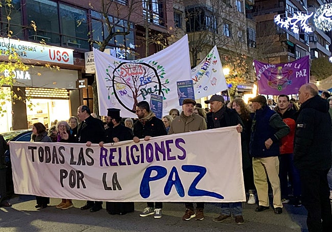 Cabeza de la marcha en la bajada de la avenida de España, con el obispo, Jesús Pulido, al frente.