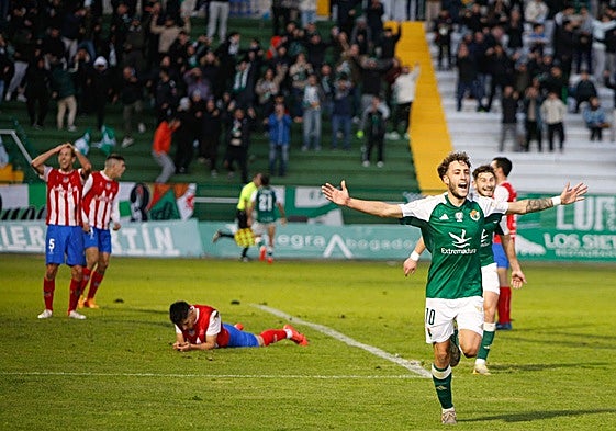Sarmiento celebra el 2-1 para el Cacereño ante el Navalcarnero.
