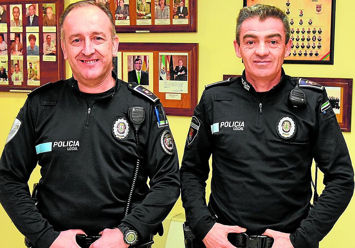 Jesús Senador y David Batuecas, en la Jefatura de la Policía Local.