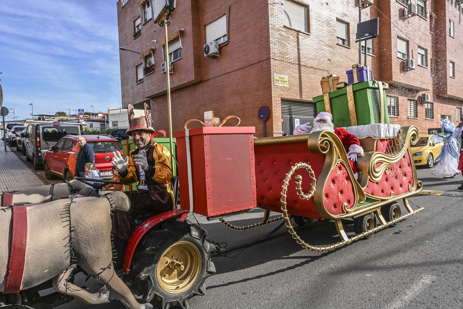 Fotos | Papá Noel llega a los barrios de Badajoz