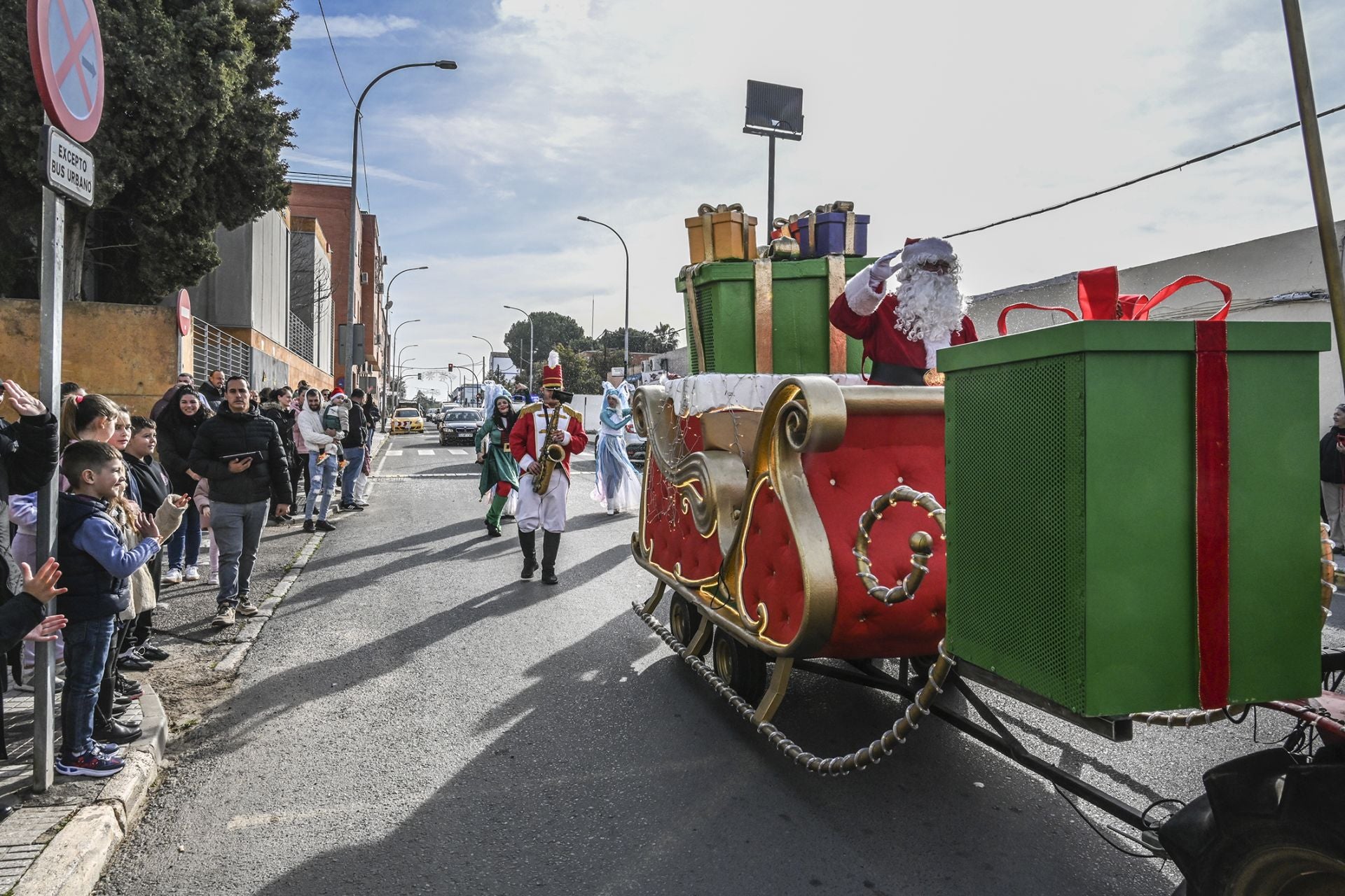 Fotos | Papá Noel llega a los barrios de Badajoz