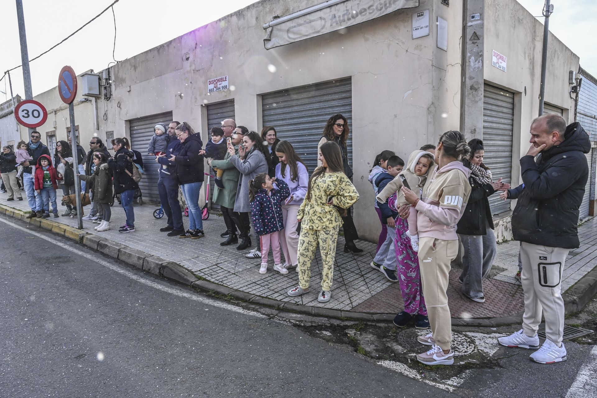 Fotos | Papá Noel llega a los barrios de Badajoz