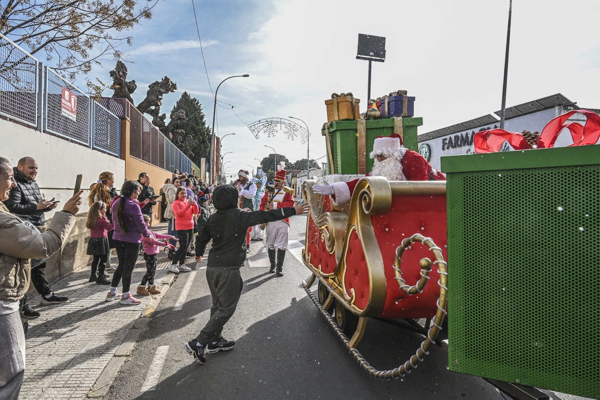 Fotos | Papá Noel llega a los barrios de Badajoz