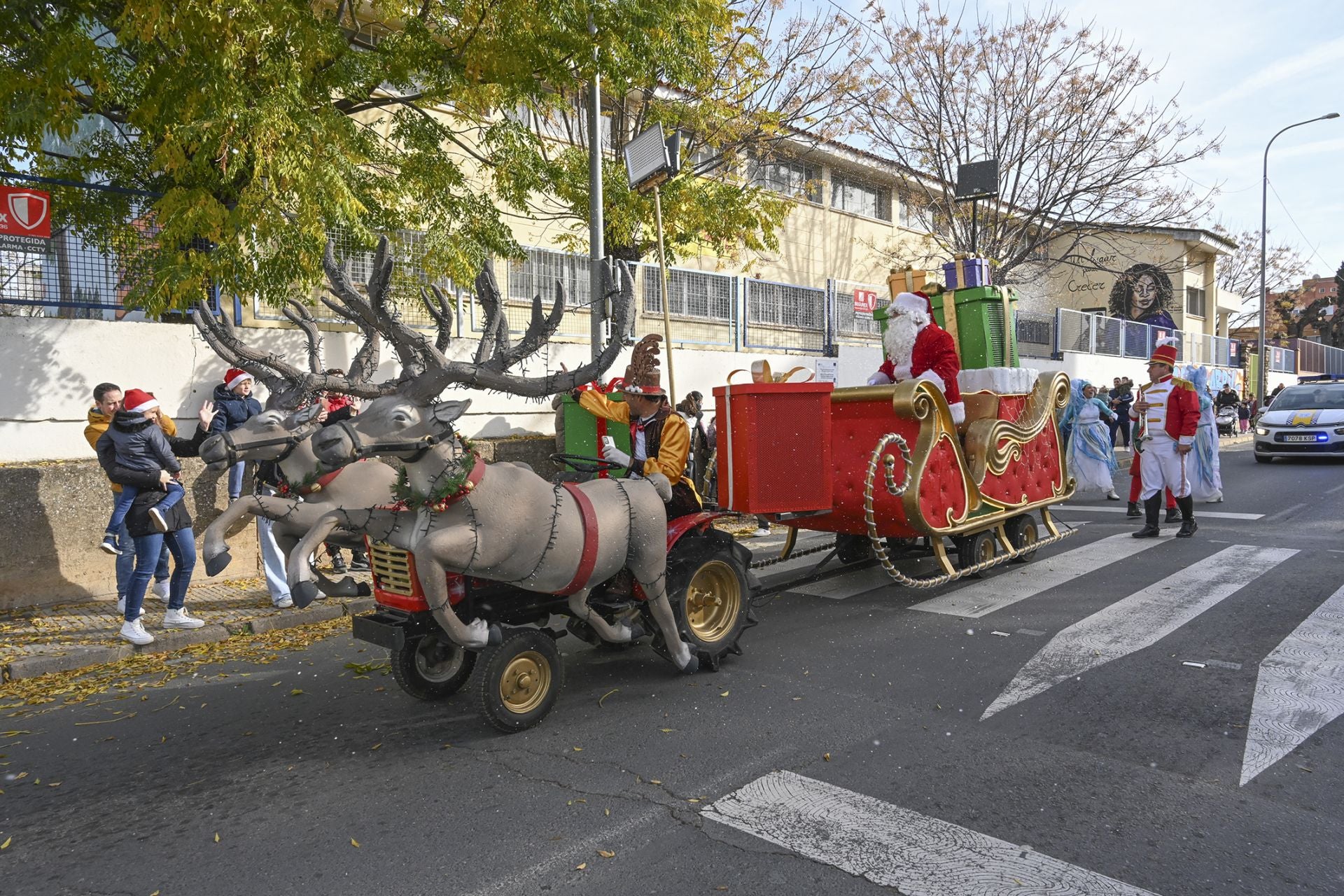 Fotos | Papá Noel llega a los barrios de Badajoz