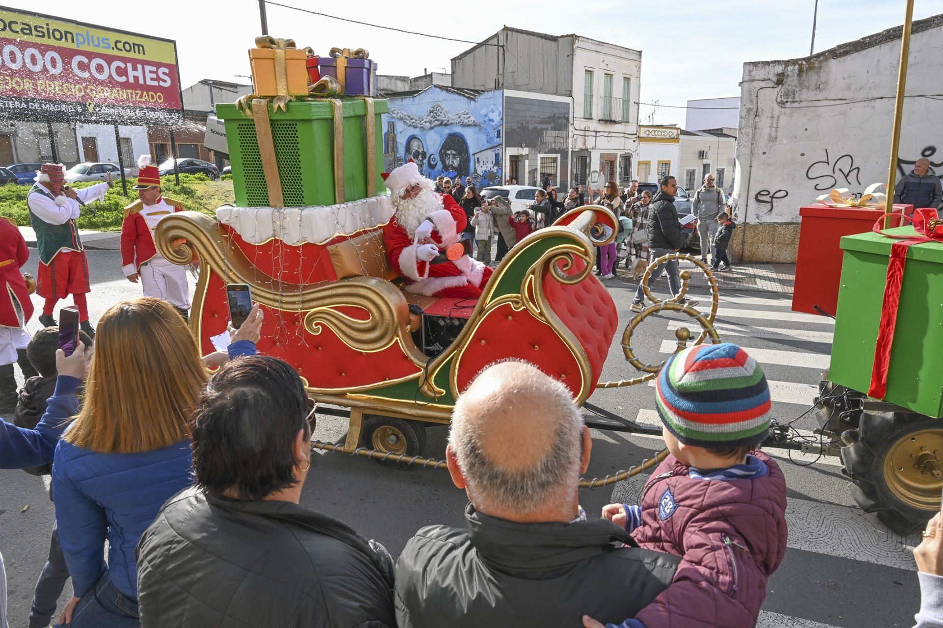 Fotos | Papá Noel llega a los barrios de Badajoz