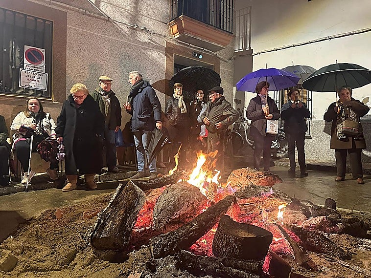 Herrera del Duque da la bienvenida a la Navidad con el encendido de las tradicionales luminarias