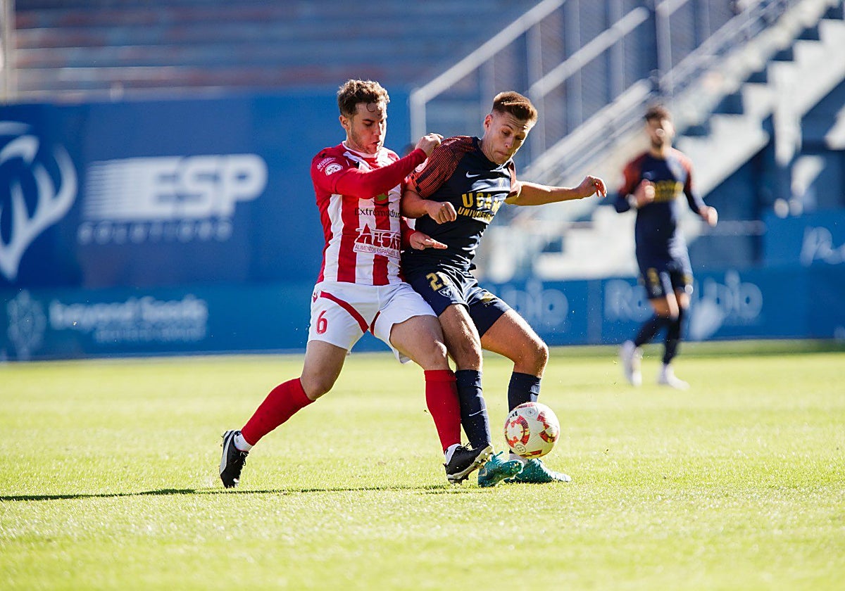 Tapia pugna por un balón con Booker.