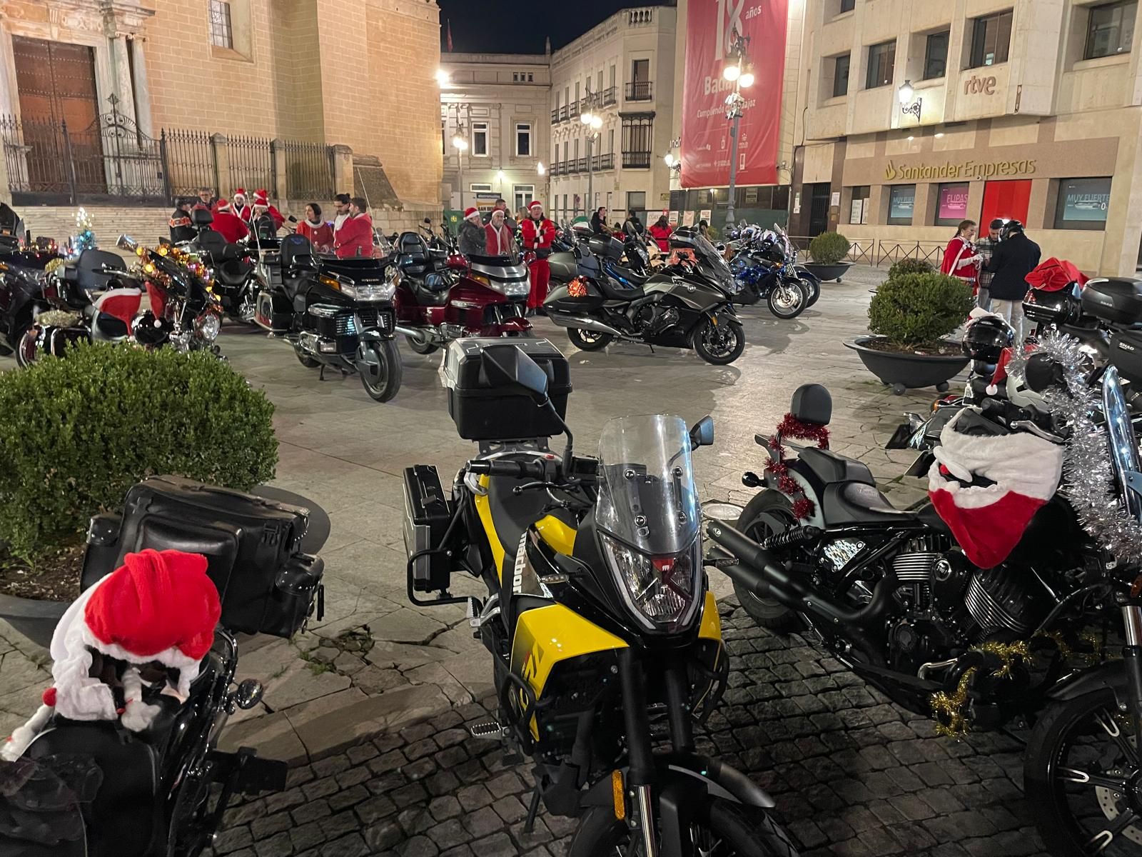 Las peñas moteras celebran la Navidad en Badajoz