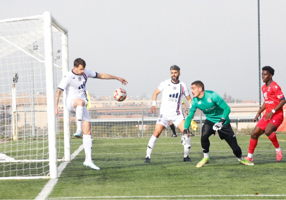 Pardo, que fue expulsado, saca un balón bajo palos en el partido ante el Diocesano.