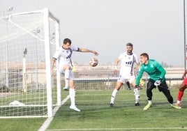 Pardo, que fue expulsado, saca un balón bajo palos en el partido ante el Diocesano.