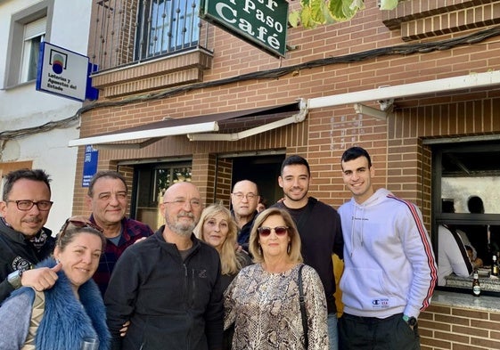 Clientes y amigos de Tomás Gaspar posan con él antes de cerrar.