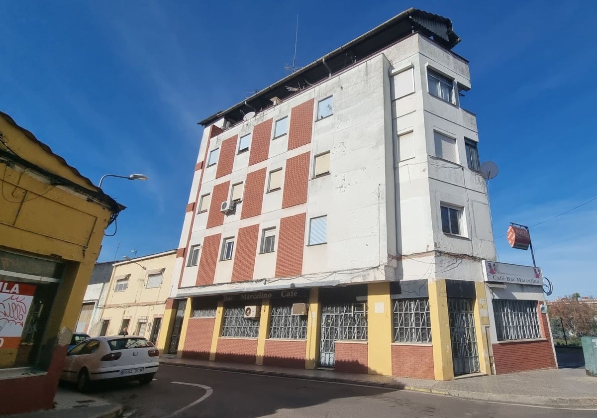 Edificio de esquina de Marquesa de Pinares.