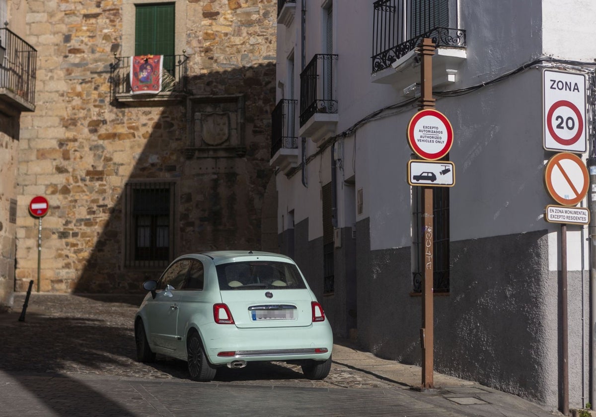 Entrada de un vehículo a la parte antigua de Cáceres desde la plaza de Santa Clara, controlada por cámaras.