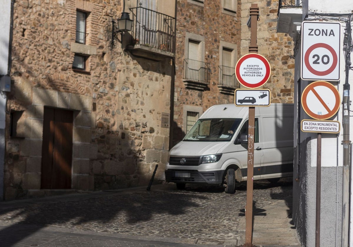 Salida de una furgoneta desde la zona de Puerta de Mérida hacia la plaza de Santa Clara por uno de los accesos de la parte antigua de Cáceres controlado por cámaras.