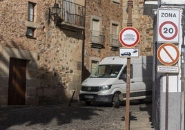 Salida de una furgoneta desde la zona de Puerta de Mérida hacia la plaza de Santa Clara por uno de los accesos de la parte antigua de Cáceres controlado por cámaras.