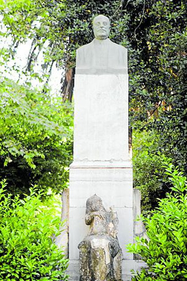 La obra, situada en frente a la Fuente Luminosa, cuenta con una alegoría de la Justicia que fue decapitada por última vez en 2015.