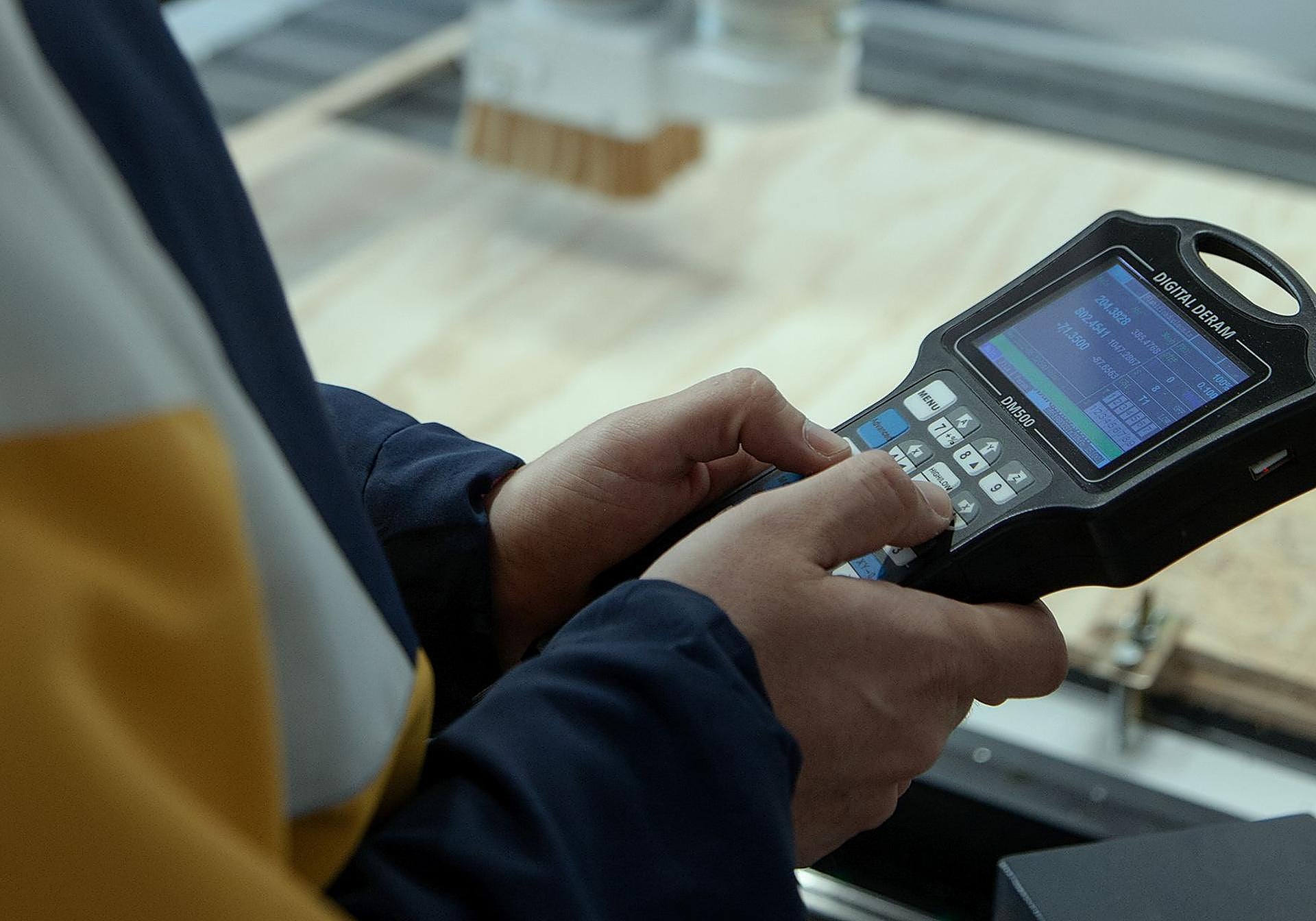 Los trabajadores de los centros forman a los usuarios en el manejo de las herramientas.