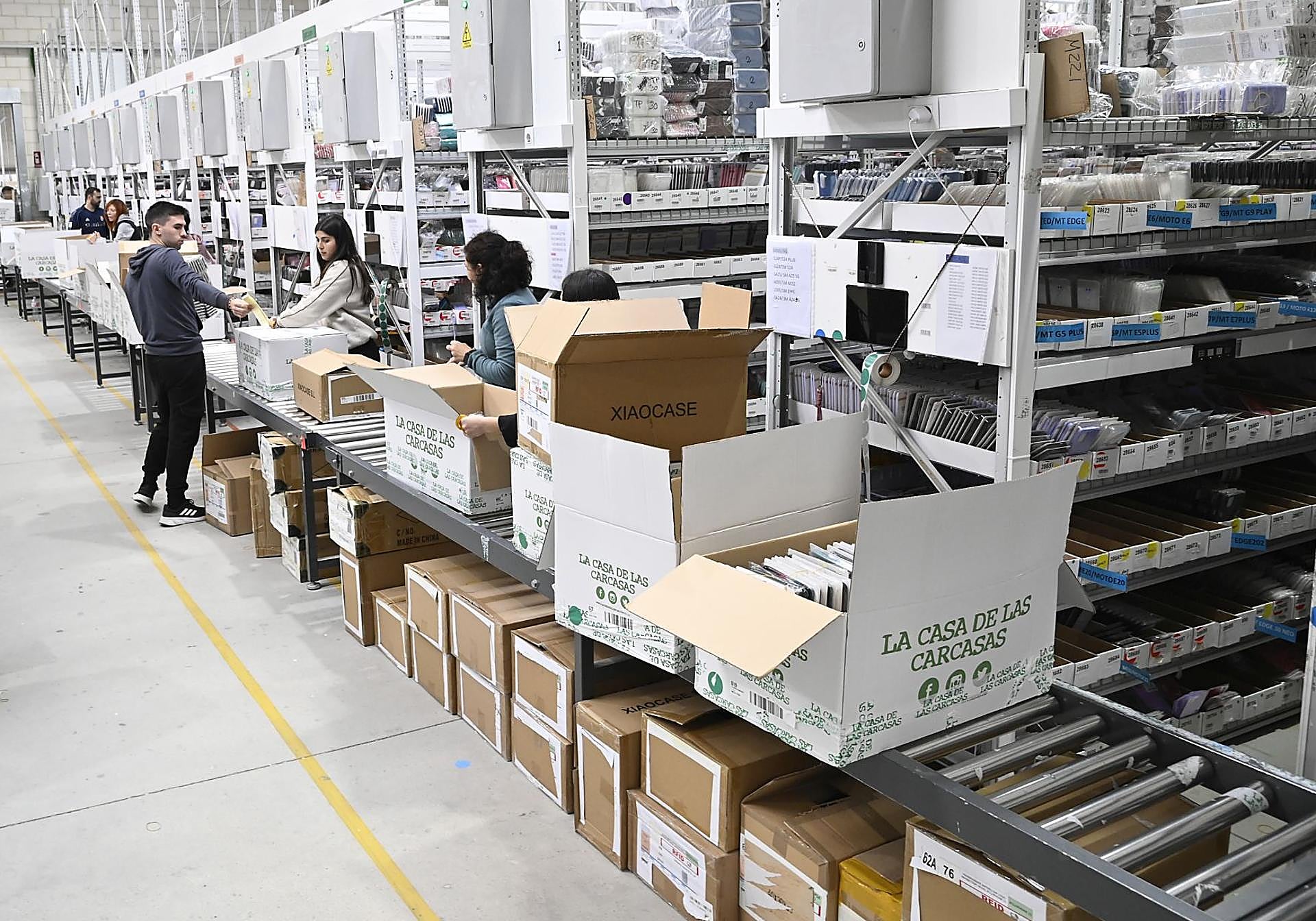 El almacén está dotado con el sistema 'pick to line', que han desarrollado internamente con arduino.