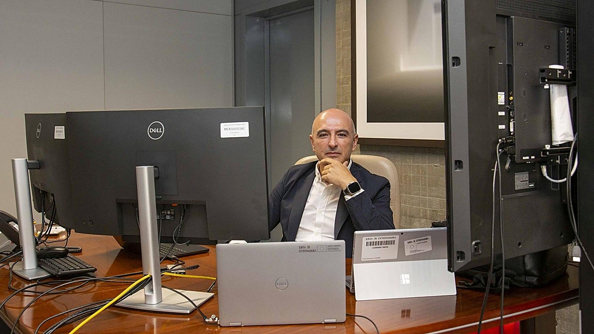 Juan Carlos Preciado rodeado de pantallas en su puesto de trabajo.