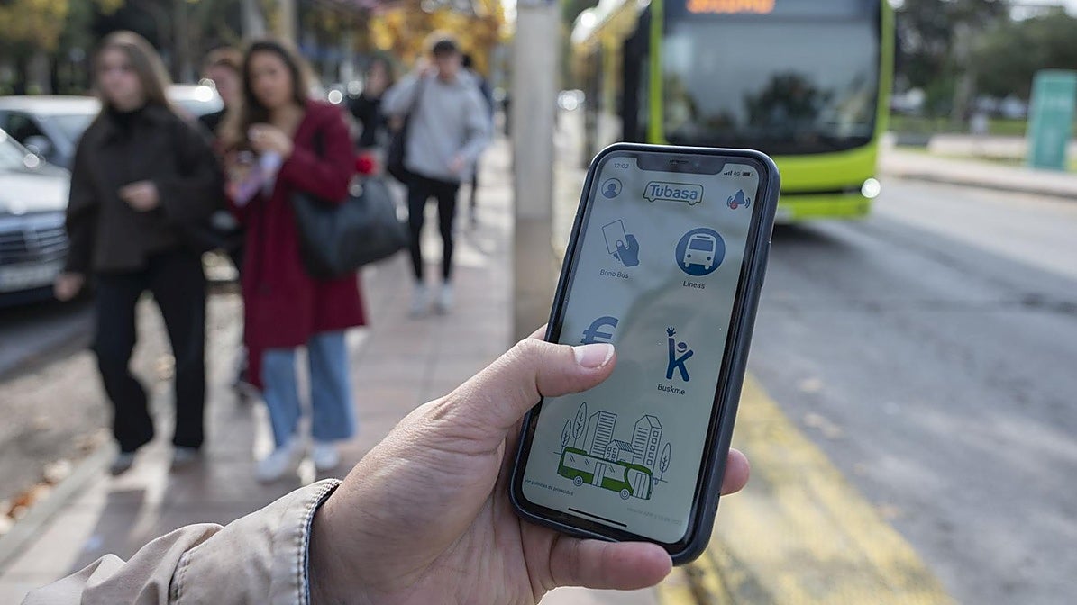 Un usuario maneja la aplicación de Tubasa en el campus universitario de Badajoz.