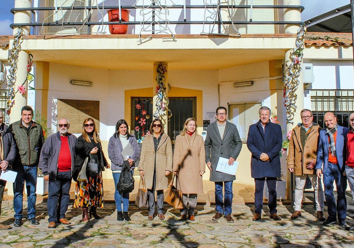 Foto de familia de los participantes en el acto.