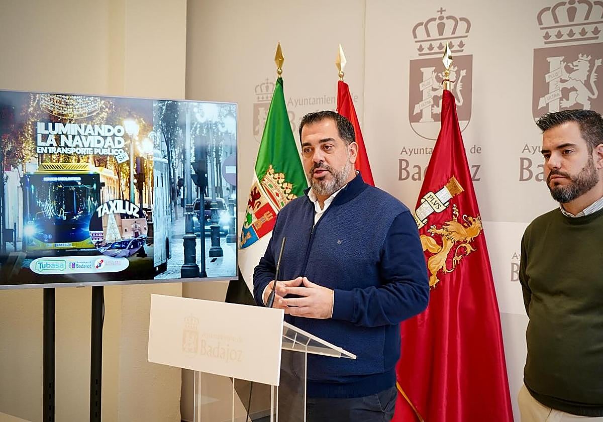 El concejal de Transporte Público, José Luis González, ha informado sobre la ruta navideña para los mayores.