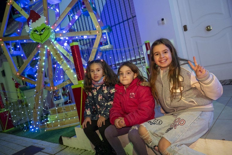 Valeria y sus amigas se hacen fotos en la noria del grinch de Sagrajas.