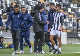 Javi Lobato se retira lesionado en el minuto 18 del partido del Badajoz ante el Trujillo.