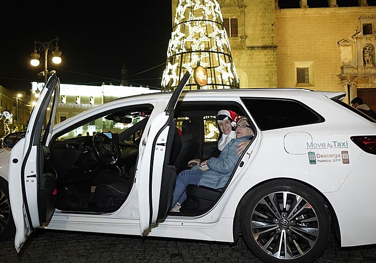 Los mayores hicieron parada en la Plaza de España y se fotografiaron junto al gran árbol de Navidad.