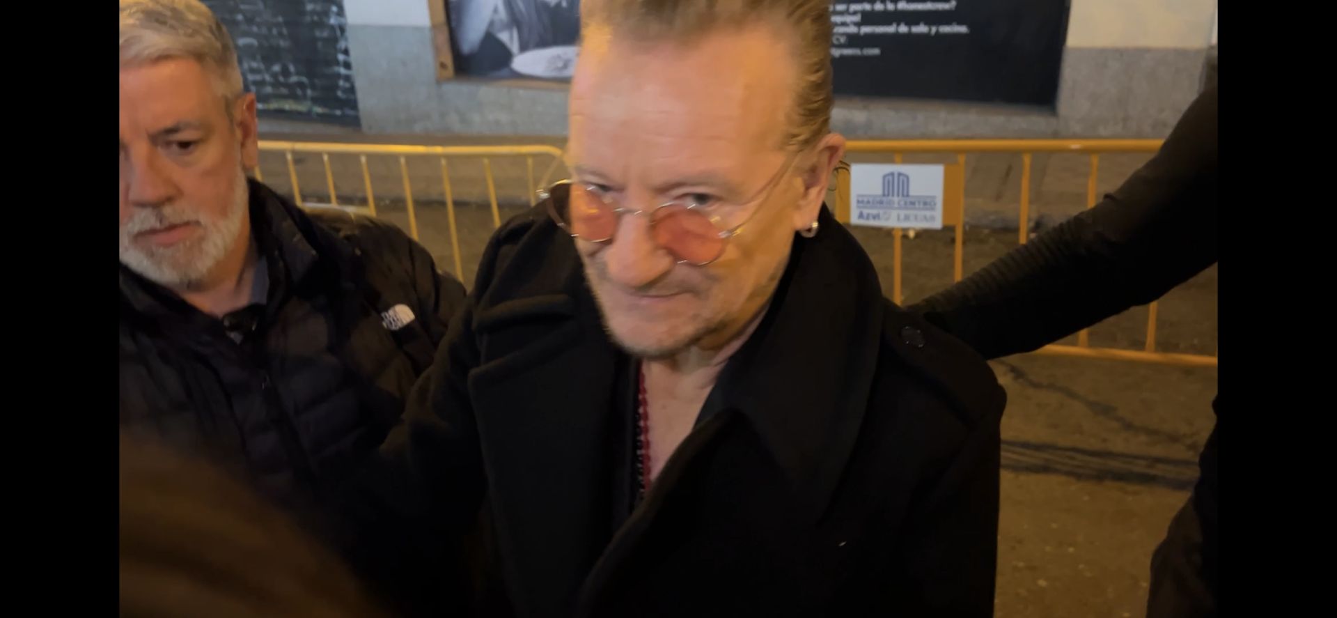 Bono firmando un libro.