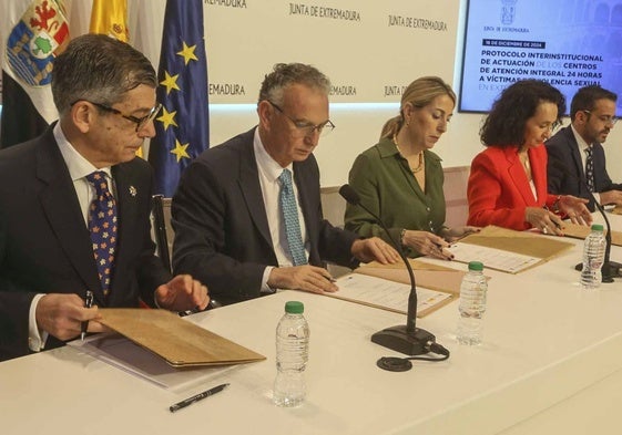 De izquierda a derecha, Montero (Fiscalía), Quintana (Delegación del Gobierno), Guardiola, Tena (TSJEx) y González (Fempex), esta mañana en la firma del protocolo.