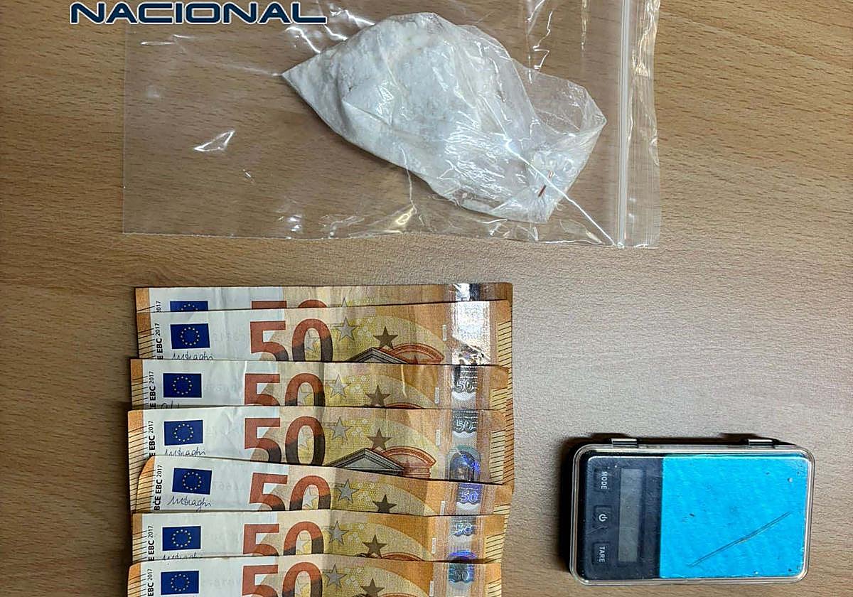 Cocaína, dinero y báscula de precisión intervenidos por los agentes.