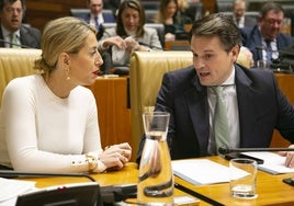 La presidenta de la Junta, María Guardiola, y el consejero de Presidencia, Abel Bautista, en el pleno.