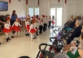 Los pequeños llevan la Navidad al Centro Residencial de Mayores