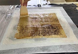 Restauración de uno de los documentos