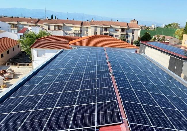 Ejemplo de comunidad solar en un edificio público.