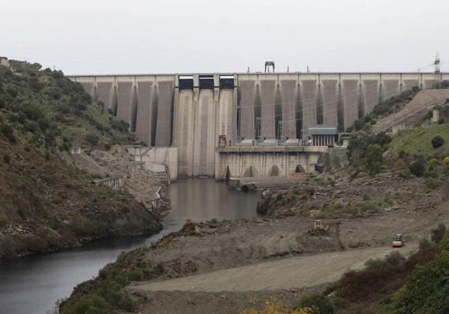 Embalse de Alcántara y su central hidráulica.