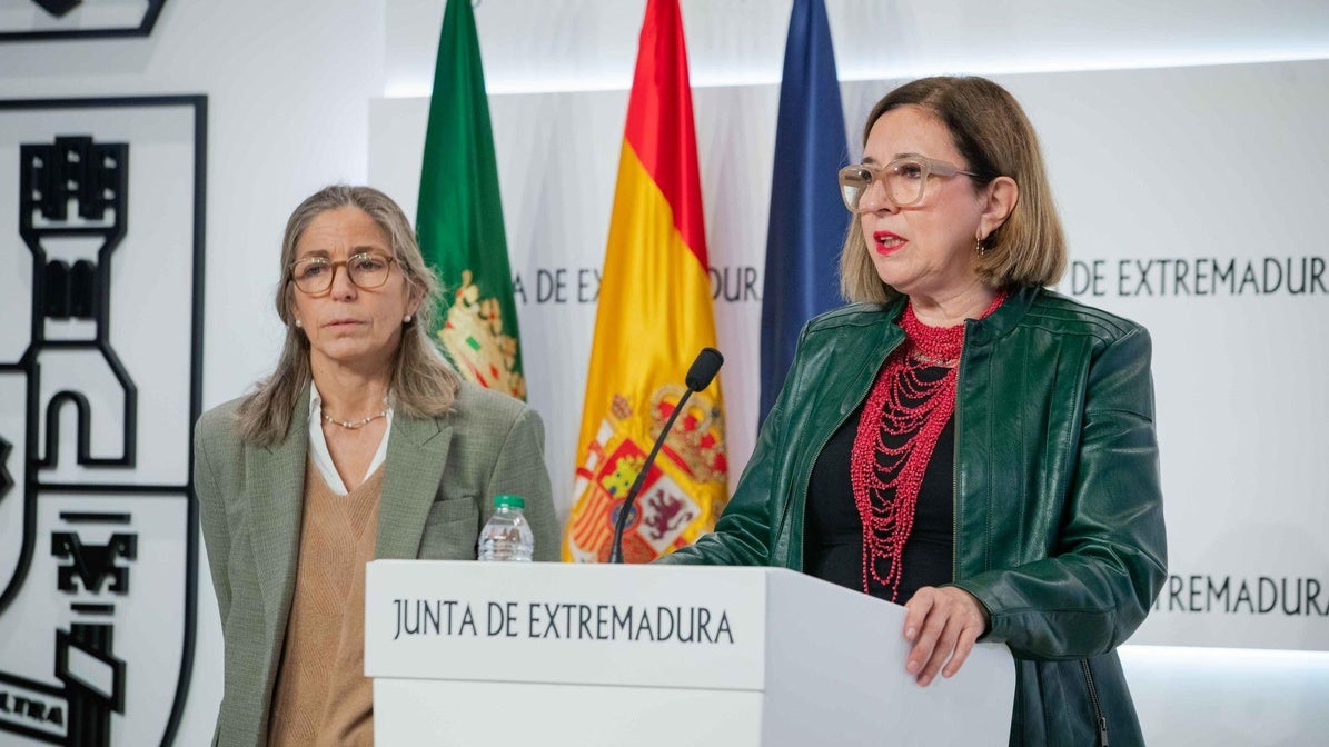 Raquel Pastor, directora general de Industria, y Mercedes Morán, consejera de Desarrollo Sostenible, durante la presentación del Balance Energético de Extremadura.