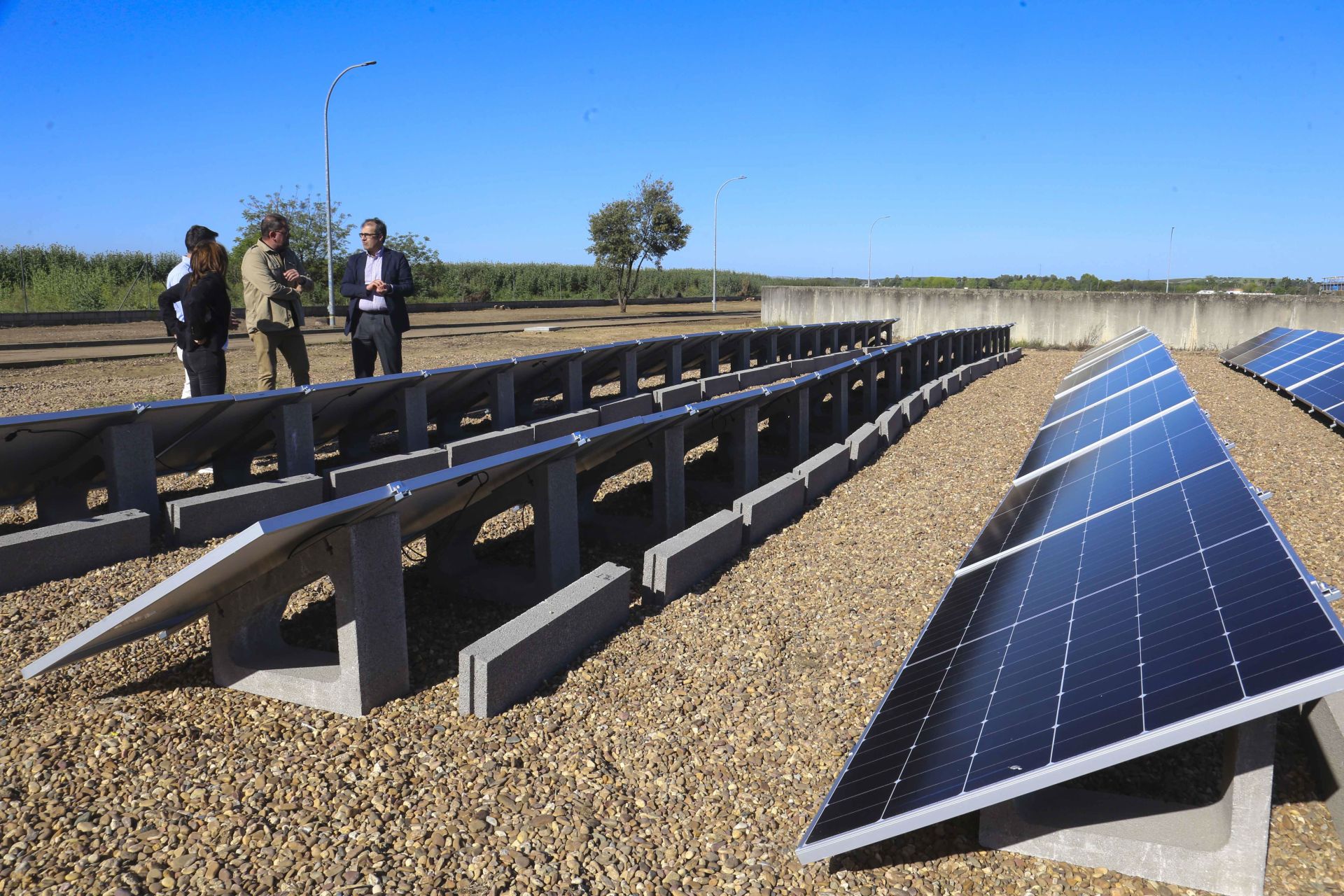 Políticos visitan uno de los muchos parques solares extremeños.