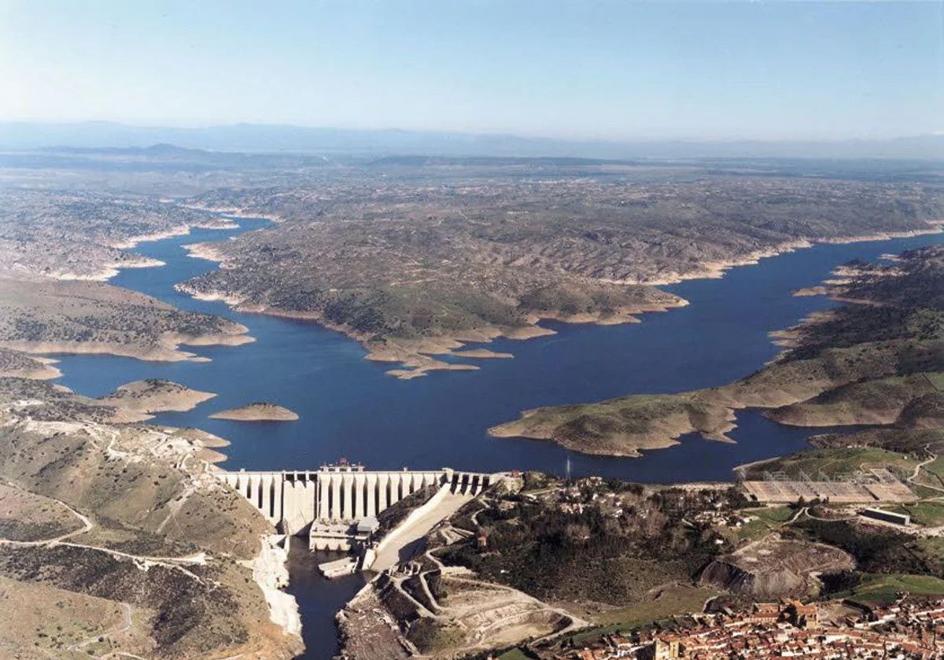 Embalse y central hidroeléctrica de Alcántara.