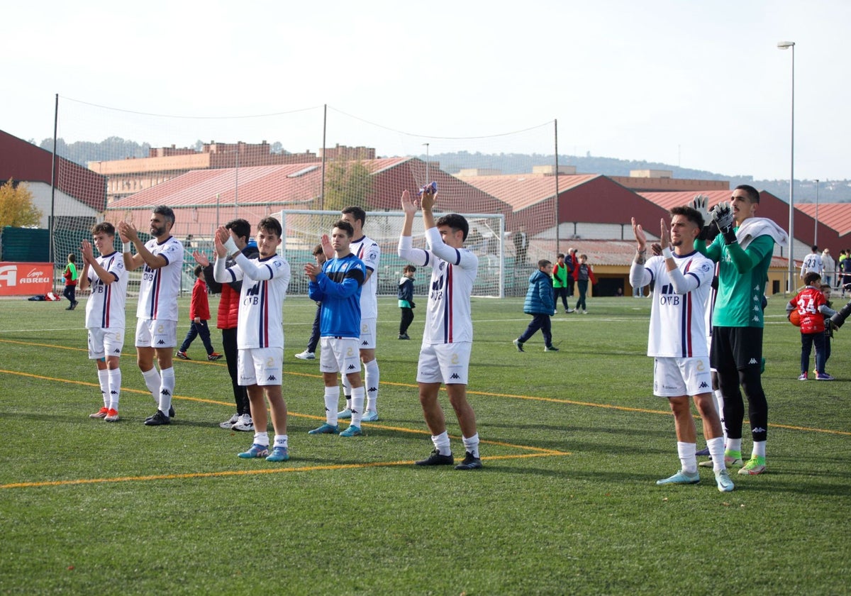 El Extremadura saluda al público tras el partido ante el Diocesano.