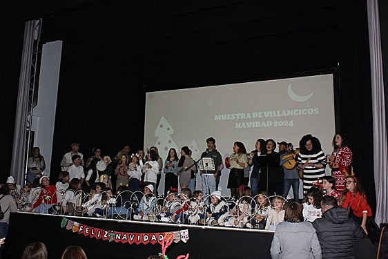 Los casareños avivan la tradición de cantar villancicos antes de la llegada de la Navidad